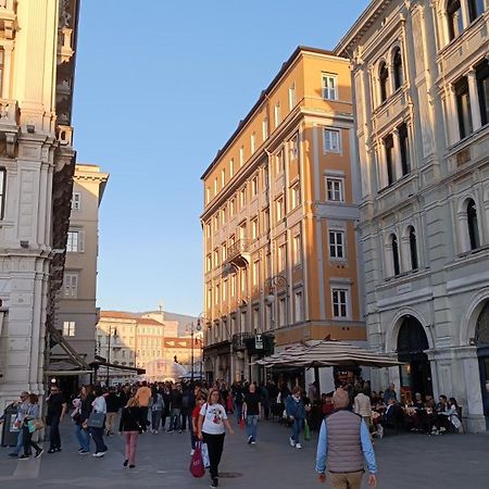 Casa Vacanze Trieste - Vista Piazza Unita Exteriör bild