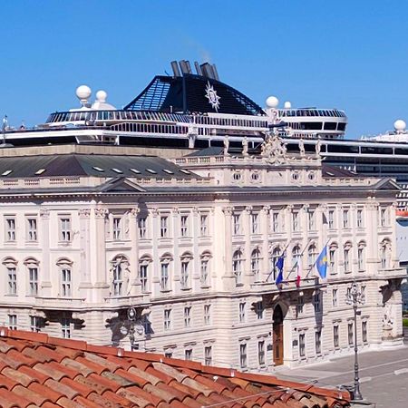 Casa Vacanze Trieste - Vista Piazza Unita Exteriör bild