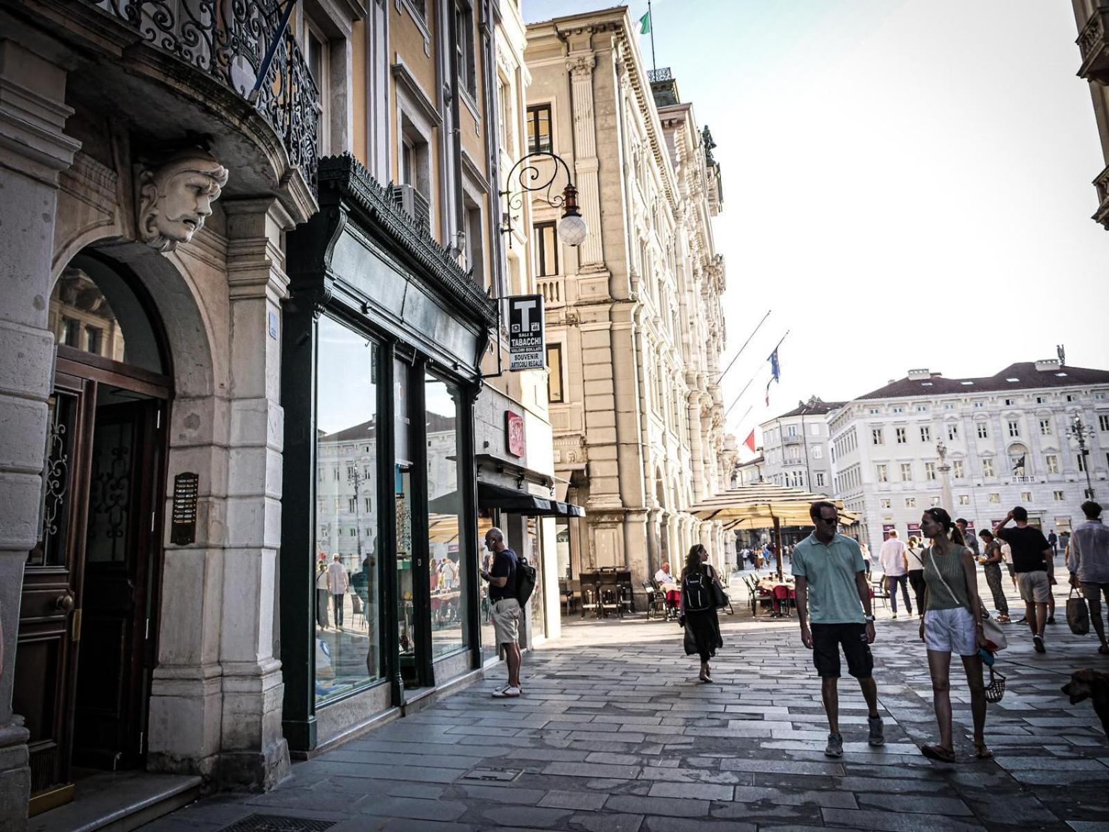 Casa Vacanze Trieste - Vista Piazza Unita Exteriör bild