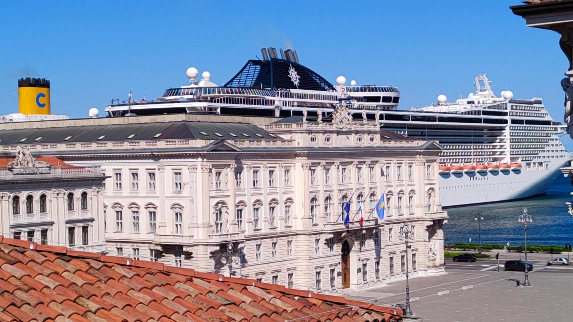 Casa Vacanze Trieste - Vista Piazza Unita Exteriör bild